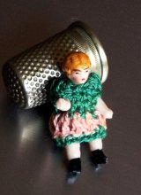ニットワンピースのミニチュアドール　オールビスク　HERTWIG　ヘルトヴィヒ　人形遊び　  A