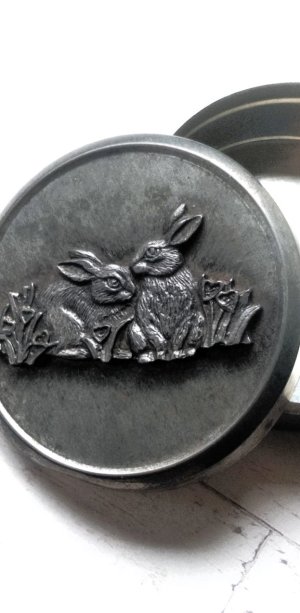 画像3: 鉄色のヴィンテージ缶　野ウサギモチーフ
