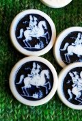 デザインの素敵な ARTID BUTTON　馬上のカップル  ボタン  １９４０年代
