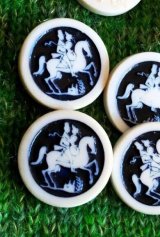デザインの素敵な ARTID BUTTON　馬上のカップル  ボタン  １９４０年代