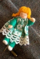 ブローチピン　リバティプリントを着ているミニチュアさん   from LONDON