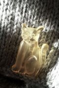 飴色の猫さん　ヴィンテージのルーサイトブローチ