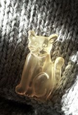 飴色の猫さん　ヴィンテージのルーサイトブローチ