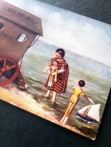 オランダ人形　ゴーリーのおともだち　アンティークカード　海辺の親子