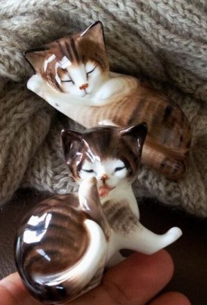 画像2: ミニチュア フィギアのセット 　茶トラ猫さん２種 　BROWN TABBY CAT 　ロイヤルドルトン　