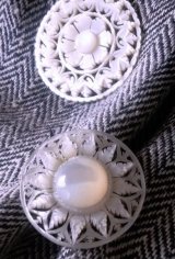 細工が美しい貝のトップ　マザーオブパール　ペンダント ＆ブローチ２点セット　ベツレヘムパール　