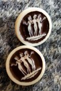 デザインの素敵な ARTID BUTTON 　３女神   　チョコレートカラー   ★ボタンコレクション