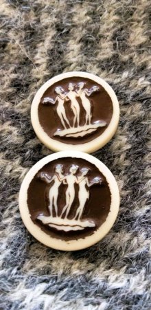 他の写真2: デザインの素敵な ARTID BUTTON ３女神   チョコレートカラー   ★ボタンコレクション