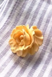 薔薇の花のボタン　アイボリー　手彫り細工　ハンドカーブのローズ