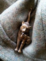 子猫をくわえて　にゃんのブローチ