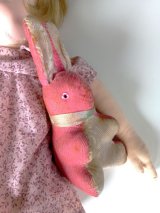 春色ピンクのうさぎ　海を渡ったジャパンラビット　スタンディングポーズ　