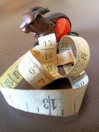 ウサギのテープメジャー　ヴィヴィクトリアンアンティーク　巻き尺　ソーイング