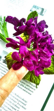 他の写真3: ベルベットのスミレ　すみれ色の花束　布花　コサージュ