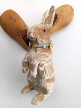 花飾りを結んだベルベットラビット　１４ｃｍ　スタンディングポーズ　ヴィンテージ