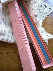他の写真1: ニードルケース ＆ 編み針　ベビーピンク　ベークライト　英国　