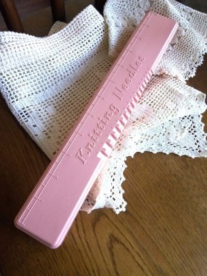 画像1: ニードルケース ＆ 編み針　ベビーピンク　ベークライト　英国　