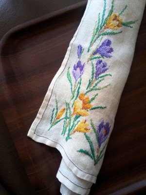 画像1: 春色クロッカスの刺繍　ヴィンテージクロス　ステッチ模様