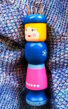 他の写真2: 青い帽子をかぶった女の子　リリアン編み　木製人形　ドイツ　ヴィンテージ