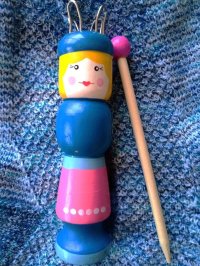 青い帽子をかぶった女の子　リリアン編み　木製人形　ドイツ　ヴィンテージ