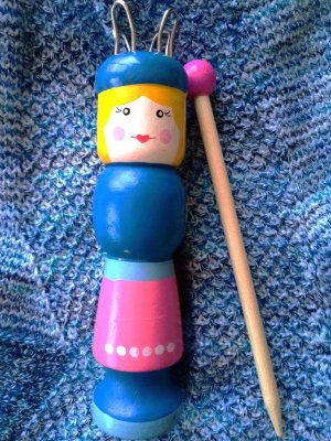 画像1: 青い帽子をかぶった女の子　リリアン編み　木製人形　ドイツ　ヴィンテージ