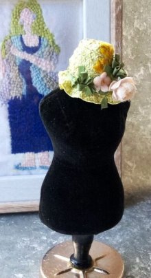 他の写真3: 若草色のフラワーハット　E　人形用    麦わら帽子  ミニチュアサイズ　