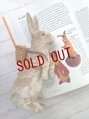 画像1: HAPPY PRICE！　籠を背負ったベルベットラビット　イースターラビット　