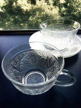 プレスガラスのカップ＆ソーサー　きれいな型押し模様