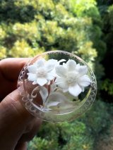 白いアクセサリー　ルーサイトのブローチ　フラワーモチーフ