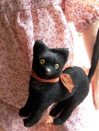 ガラス目の黒猫さん　アンティークキャット　赤いリボン結んだくろねこ　　