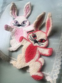 浮かれうさぎのアップリケ　２枚セット　刺繍モチーフ　ソーイング・クラフトに　