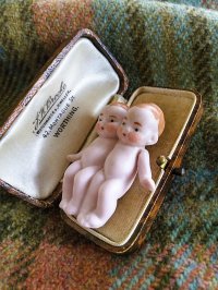 ふたごちゃん　ミニチュアのツインベビー　オールビスク　４，７ｃｍ