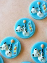 木琴を演奏するスーティー　SOOTYボタン　ブルー２個セット 　１、７ｃｍ      