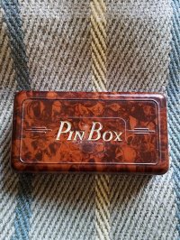 PIN BOX　ベークライトの小さなケース　マーブル模様　from LONDON