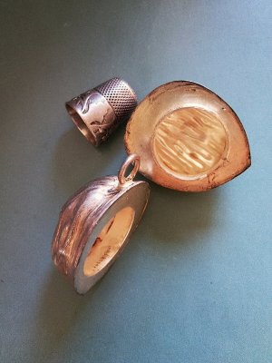 画像1: 銀の胡桃　シルバーのペンダントトップ　シンブルケース　ヴィクトリアンスタイル　