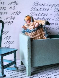 ブランケットに入ったミニチュアベビーさん　３ｃｍ　HERTWIG　ドールハウス　人形遊び　 