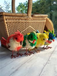 シュタイフのポンポンバード　カラフルな羽のおしゃれさん