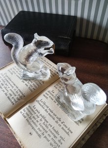 他の写真2: ガラスの置物　小さなリス　窓辺のオブジェ　硝子のりす