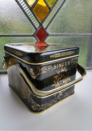 画像2: シンガーミシン　ヴィンテージのスチール缶　ハンドルつき　裁縫コレクション　収納　