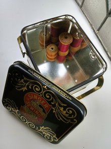 他の写真1: シンガーミシン　ヴィンテージのスチール缶　ハンドルつき　裁縫コレクション　収納　