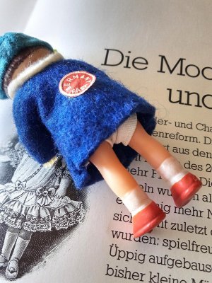 画像2: 青いコートのお嬢さん　ミニチュア　ドールハウス　東ドイツ　ARI社　アリドール　　　　