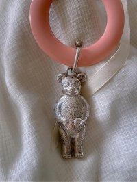 銀のラトル・がらがら　クラシカルなテディベア　ヴィクトリアンデザイン