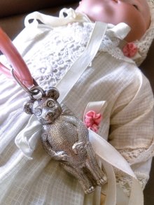 他の写真3: 銀のラトル・がらがら　クラシカルなテディベア　ヴィクトリアンデザイン