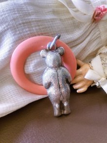 他の写真2: 銀のラトル・がらがら　クラシカルなテディベア　ヴィクトリアンデザイン