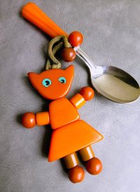 ベークライトの猫の女の子　TYKIY TOY　バタースカッチ 　キャラメル色