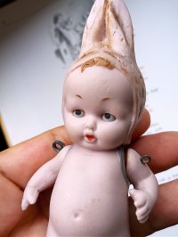 うさぎ耳の子ども　アンティークのオールビスクドール