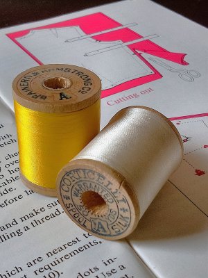 画像1: 古い猫さんマークの糸巻き２つ　木製スプール　CORTICELLI　ソーイングコレクション　