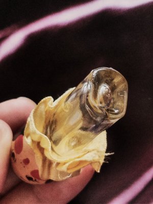 画像4: 女の子の形をした小さなボトル　香水瓶　７ｃｍ　クリームカラー