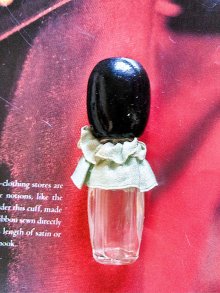 他の写真3: 女の子の形をした小さなボトル　香水瓶　７ｃｍ　グリーンカラー