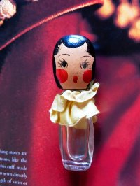 女の子の形をした小さなボトル　香水瓶　７ｃｍ　クリームカラー