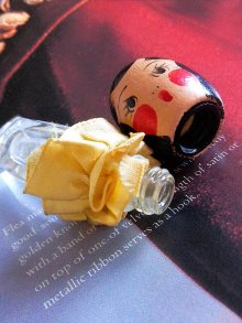 他の写真1: 女の子の形をした小さなボトル　香水瓶　７ｃｍ　クリームカラー